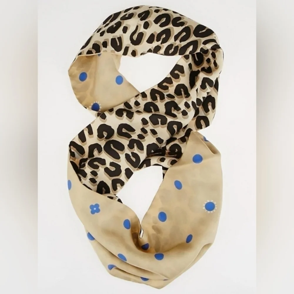 Louis Vuitton Stephen sprouce infinity scarf.